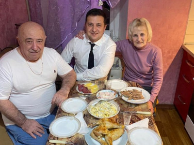 «Баласына елдің мүшкіл халін айтсын!» Зеленскийдің ата-анасымен бірге түскен фото қызу талқыға түсті