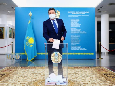 Үкімет басшысы Асқар Мамин алғашқылардың бірі болып дауыс берді