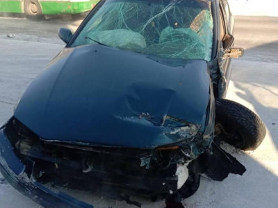 2 адам жарақаттанды: ШҚО-да рөлге ие бола алмаған жүргізуші ғимаратқа соғылды
