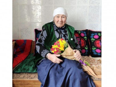 91 жастағы әже азаматтық алды