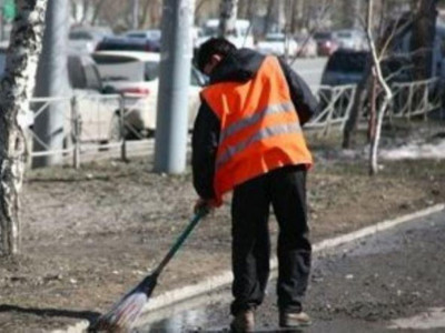 Атырауда сотталған бұрынғы шенеуніктер көше сыпырып жүр