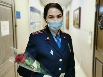 Жүкті әйелді босандыруға көмектескен полиция капитаны марапатталды