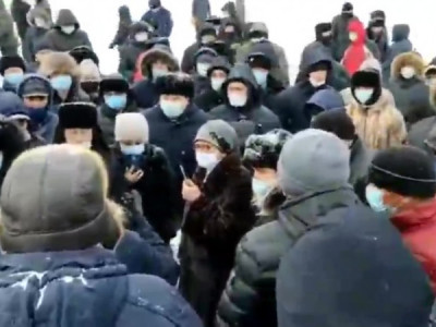 Көкшетаулықтар вакцинацияға қарсылық білдіріп алаңға шықты