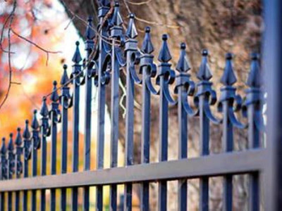 Шарбаққа басы қыстырылған баланы полицейлер құтқарды