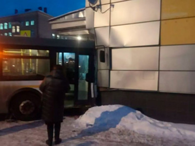 23 жолаушысы бар автобус кинотеатр ғимаратына соғылды