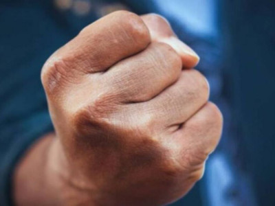 Ер адамды белгісіз біреу соққыға жығып, енесінің сәлемін жеткізді