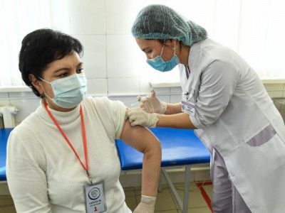Гүлшара Әбдіқалықова ресейлік вакцинаны салдырды