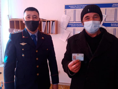 ШҚО-да 60 жасқа келген қария алғаш рет жеке куәлік алды