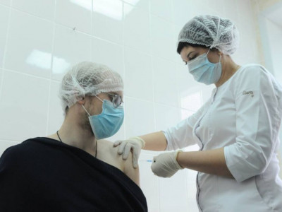 COVID-19: Әлемде екпе салдырғандар саны індет жұқтырғандардан екі есе көп