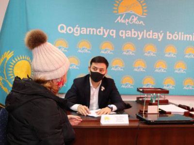 Нұротандық депутат мұқтаж отбасыларға қаржылай қолдау көрсетті