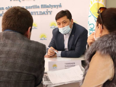 «Nur Otan»: Түркістанда мәслихат хатшысы мен фракция жетекшісі тұрғындарды қабылдады