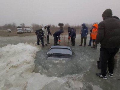 Атырауда жеңіл көлік Жайық өзеніне батып кетті