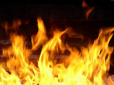 Семейде көп қабатты үй өртеніп, 60 адам эвакуацияланды