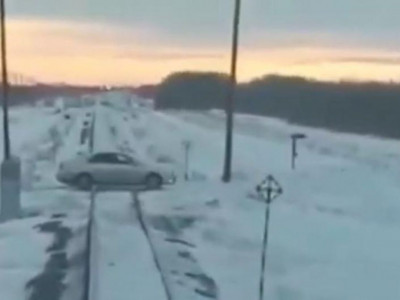Павлодарда пойыздың жолын кесіп өтпек болған көліктің жолда қозғалтқышы өшіп қалған