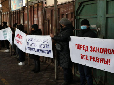 Алматыда "Рахат" базарының 300-ге жуық саудагері наразылыққа шықты