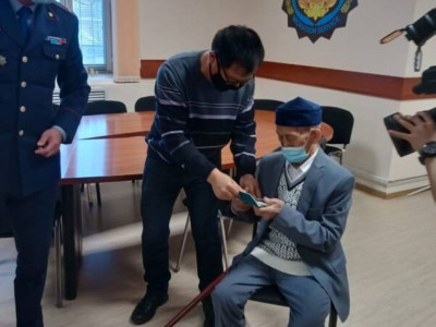 97 жастағы ақсақал азаматтық алды