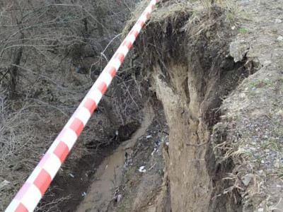 Алматыда жолдың бір бөлігі опырылып түсті