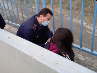 Ата-анасымен ұрсысып қалған: Ақтөбеде көпірден секірмек болған бойжеткен құтқарылды
