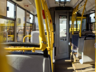 Павлодарда автобус жүргізушінің салғырттығынан қарт кісінің қабырғасы сынған