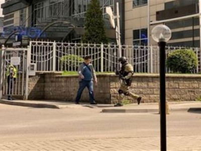 Алматыдағы "Бұқар Жырау Тауэрс" тұрғын үй кешенінде атыс болып жатыр