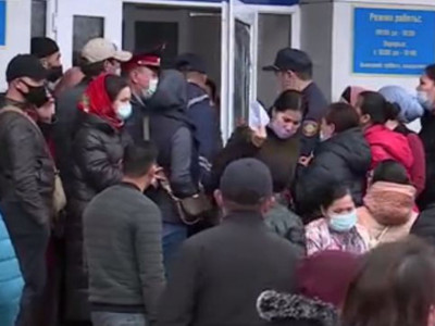 Қызылордада халыққа жалған ақпарат берілгендіктен 500 адам мемлекеттік орган ғимаратына жиналды (видео)