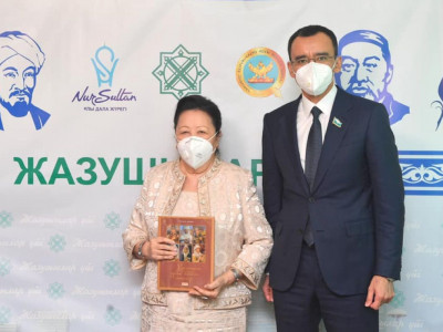 Мәулен Әшімбаевтың анасы, жазушы Шәрбану Бейсенованың жаңа кітабы жарық көрді
