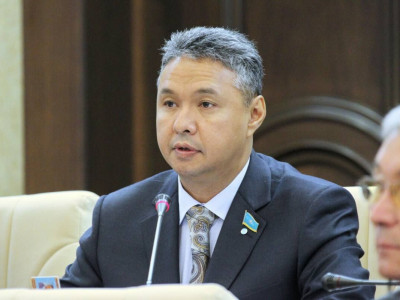 Перуашев: Денсаулық сақтау министрлігінің шенеуніктері өздеріне 15 миллион сыйақы жаздырып алады
