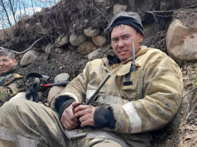 Риддердегі өртті сөндірген құтқарушы: Киіміміз өртеніп, каскамыз балқыса да, тоқтамадық