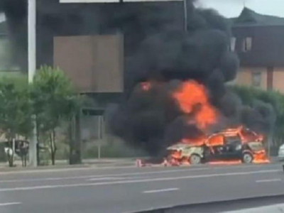 Алматыда жол бойында жанып жатқан автокөлік жарылды