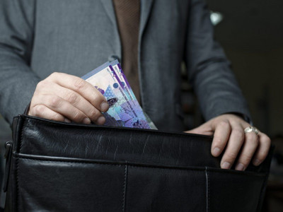 60 млн теңге пара алған Антикор қызметкері 12 жылға сотталды