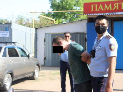 Орал тұрғыны полицейден қорқып, есірткі салынған пакетті жұтып қоймақ болған