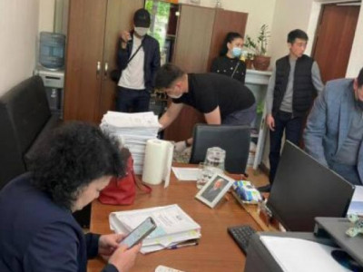 "10 мың доллар – өзімнің ақшам". Парамен ұсталған судья неге әлі қамауға алынбағанын түсіндірді (видео)