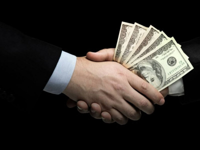Маңғыстау облысының басқарма басшысы пара алғаны үшін 30 млн теңге айыппұл төлейді