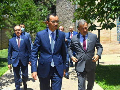 Мәулен Әшімбаев Төле бидің зиратына барып зиярат етті