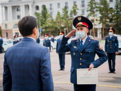 Көлгінов полицейлерге көлік сыйлады