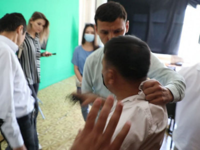 Жанболат Мамайдың жақтастары Azattyq Rýhy тілшісіне жұдырық ала жүгірді (видео)