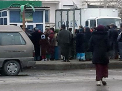 Түркіменстан: Иолотенде адамдар түнімен нанға кезекке тұрады...