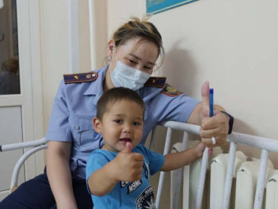 Петропавлда көшеде жалғыз жүрген екі жасар баланың туыстары іздестірілуде