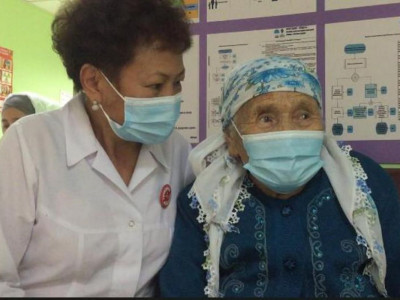 Алматыда 99 жастағы әжей коронавирусқа қарсы вакцина алды