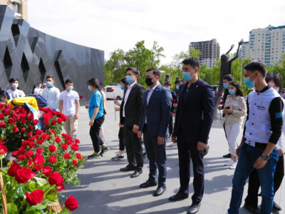 Жасотандықтар жазықсыз жалаға ұшыраған арыстардың ескерткішіне гүл шоғын қойды