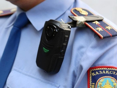 Атырауда ер кісі бензин құйылған бөтелке ұстап, өзін өртемек болған