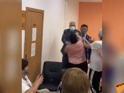 Вакцинаға қарсы бір топ әйел министрлік өкілдеріне тап берді (видео)