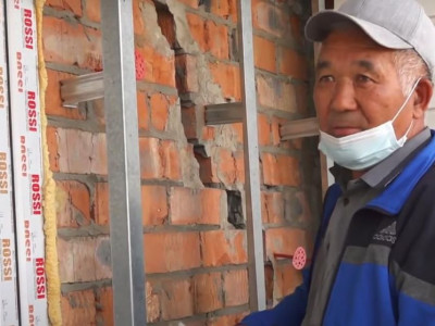 Пайдалануға былтыр берілген: Өскеменде қабырғасы қақыраған жаңа үй құлаудың аз-ақ алдында тұр