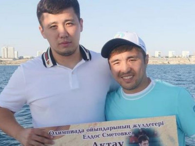 Елдос Сметовке пәтер мен теңіз жағасынан жер телімі сыйға берілді