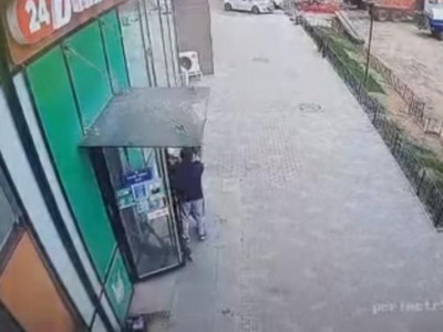 Елордада белгісіз ер адамның бала ұрламақ болған әрекеті бейнебақылауға түсіп қалды
