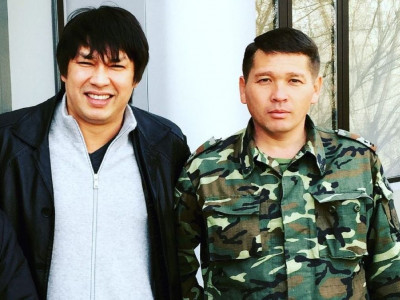 «Бес балаңа обал болды». Әнші Бүркіт Жамбылдағы жарылыс кезінде қаза тапқан сыныптасы туралы айтты
