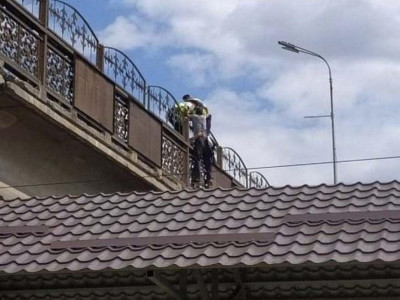 Қарағандыда ер адам отбасын асырай алмағаны үшін көпірден секірмек болған