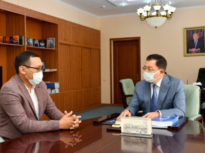 «TÚRKISTAN» газетінің бас редакторы ҚазҰУ ректорымен кездесті