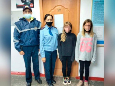 Ақтөбеде үйінен қашып кеткен жасөспірімдер подъезде түнеген