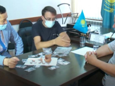 Тараз тұрғыны күміс тиынға толы көне құмыра тауып алды